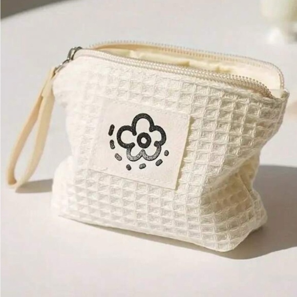 NEW Cream Textured Waffle Pouch - Picture 1 of 5